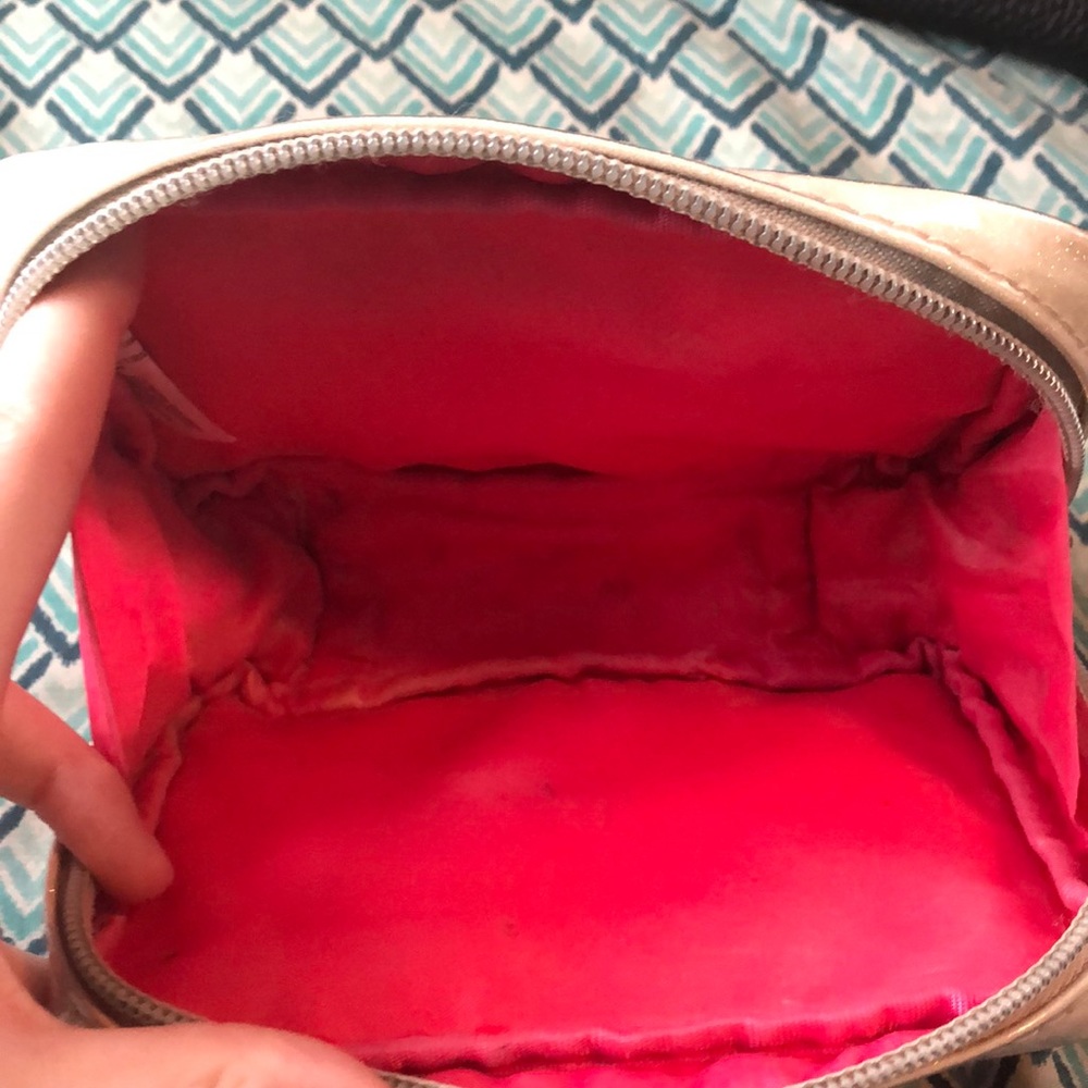 Makeup bag👛 - Picture 2 of 4